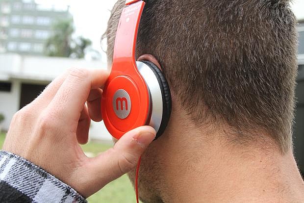 Música alta reproduzida por fones de ouvido prejudica a audição. Foto Fábio Matavelli